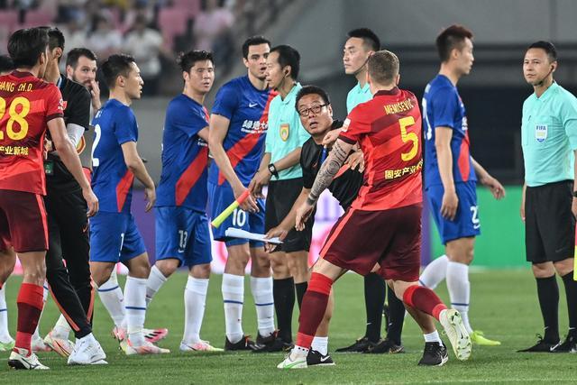组图：日本队备战世界杯 铃木彩艳在训练中扑救